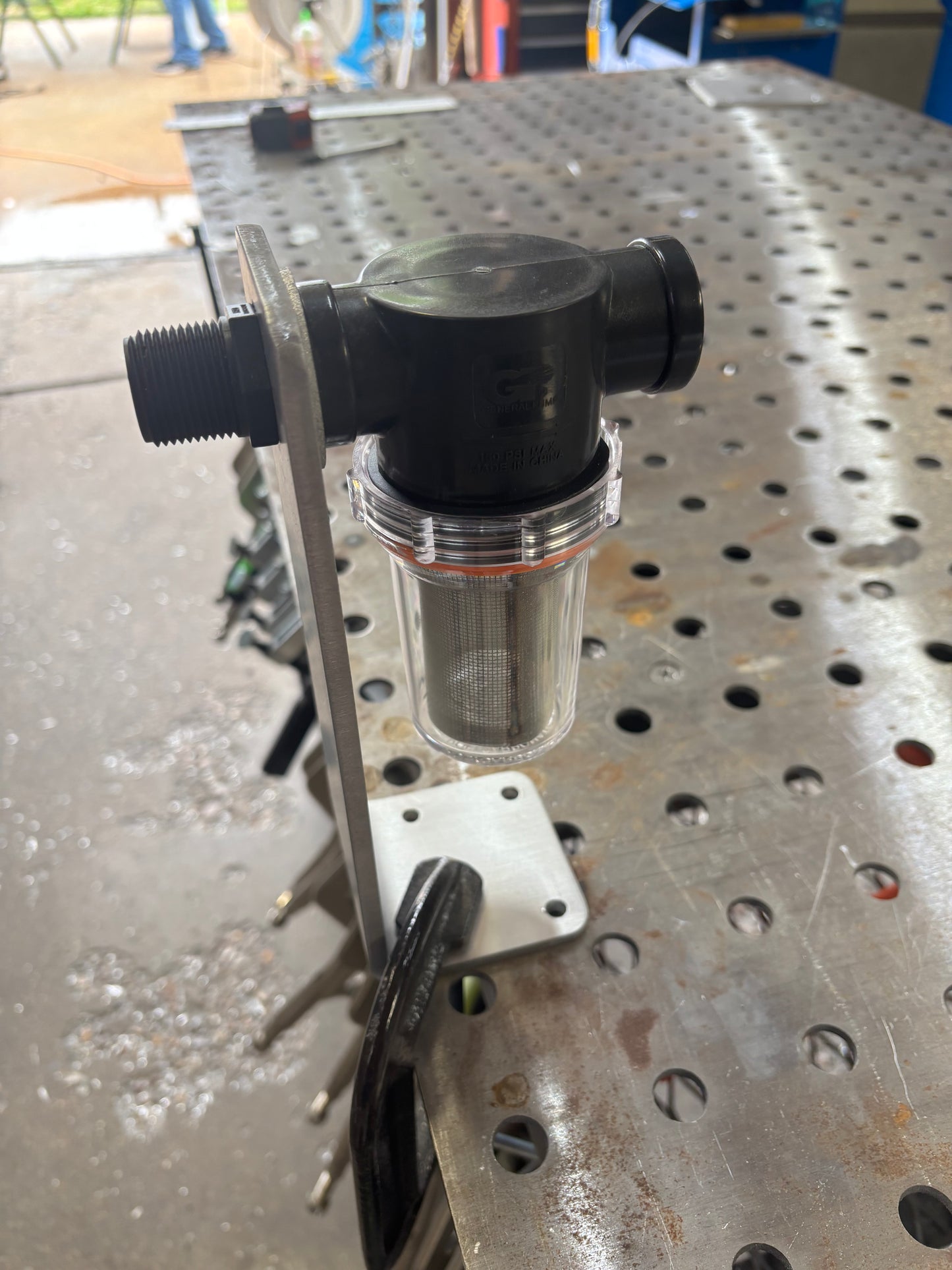 Water Filter Assembly With Mounting Bracket